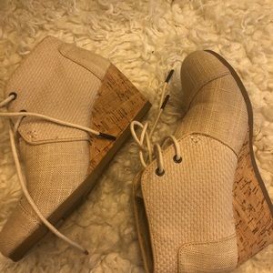 Tom’s natural canvas wedges
